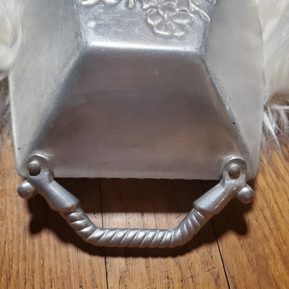 Hammered Aluminum Bread Tray With Flower Print - Picture 5 of 6